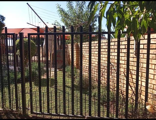 3 BEDROOM TOWNHOUSE FOR SALE IN GREENHILLS EXT 3